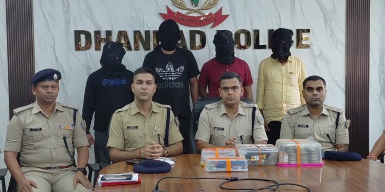 धनबाद पुलिस की बड़ी कार्रवाई, प्रिंस खान के 4 गुर्गे गिरफ्तार, 1734900 नगद, एक पिस्टल, जमीन खरीब बिक्री के पेपर जब्त