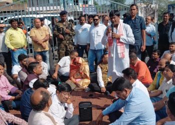 धनबाद में व्यापारी पर हमले के विरोध में बाजार समिति बंद, धरना में पहुंचे सांसद – विधायक, 7-8 करोड़ का हुआ व्यापारिक नुकसान