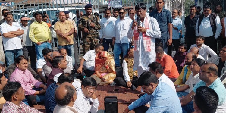 धनबाद में व्यापारी पर हमले के विरोध में बाजार समिति बंद, धरना में पहुंचे सांसद – विधायक, 7-8 करोड़ का हुआ व्यापारिक नुकसान