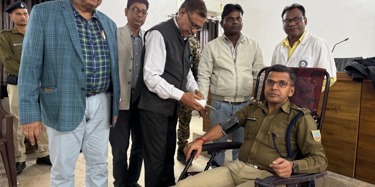 धनबाद पुलिस का संविधान दिवस पर रक्तदान शिविर, एसएसपी, एसपी, समेत कई ने किया बल्ड डोनेट