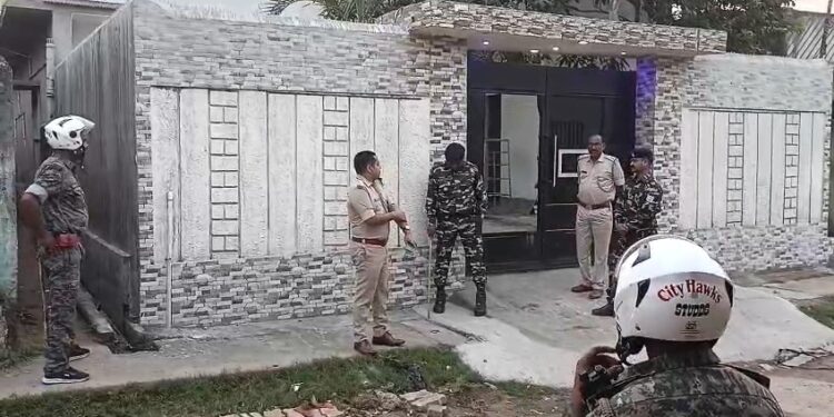 वासेपुर के फरार गैंगस्टर प्रिंस खान के गुर्गों को दबोचने पहुंची पुलिस, कई ठिकाने पर एक साथ छापेमारी