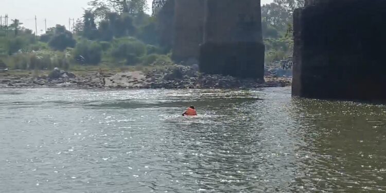 कार्तिक पूर्णिमा पर स्नान के दौरान डूबे युवकों की तलाश जारी, अबतक 4 शव बरामद, 2 अब भी लापता