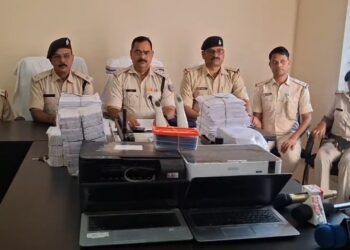 धनबाद के गोविंदपुर में अवैध लॉटरी गिरोह का भंडाफोड़, पांच गिरफ्तार, लाखों रुपए के टिकट और लैपटॉप बरामद