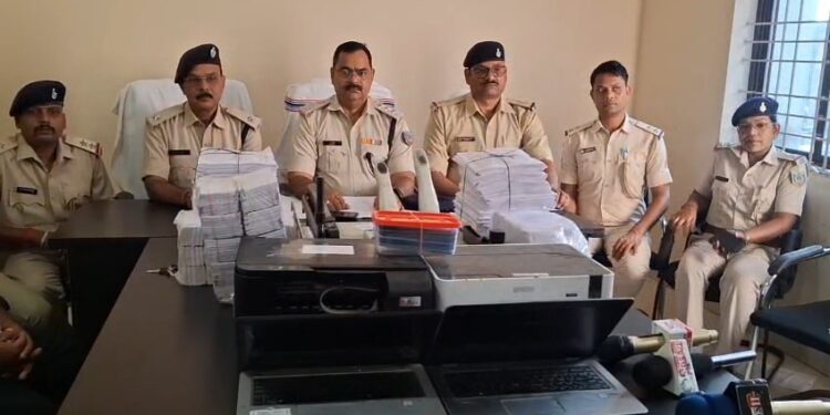 धनबाद के गोविंदपुर में अवैध लॉटरी गिरोह का भंडाफोड़, पांच गिरफ्तार, लाखों रुपए के टिकट और लैपटॉप बरामद