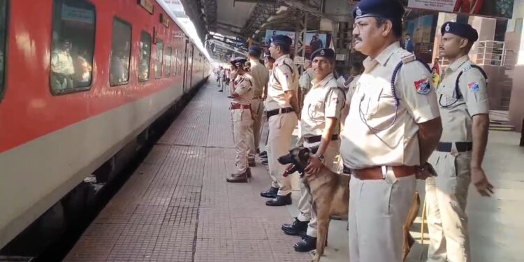 दिल्ली में हुए बम धमाके के बाद धनबाद में हाई अलर्ट, सड़क,रेलवे स्टेशन और बस स्टैंड में बढ़ाई गई चौकसी