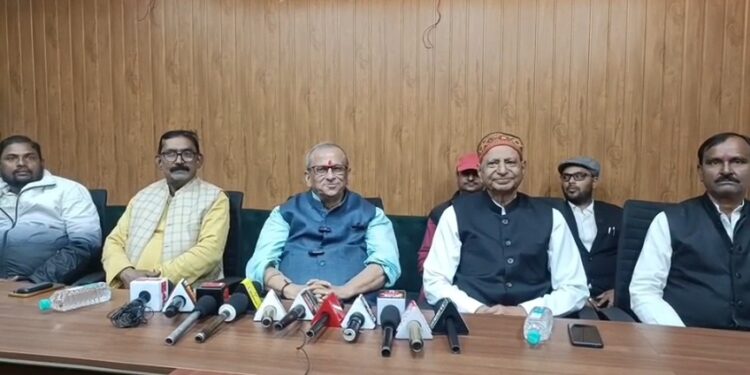 कांग्रेस और इंटक नेताओं ने सांसद ढुल्लू महतो पर साधा निशाना, सांसद ने अनूप सिंह और उनकी पत्नी पर लगाया था कई आरोप