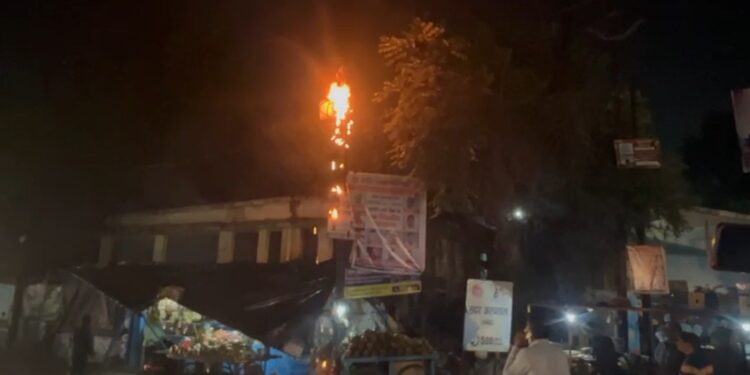 शॉर्ट सर्किट से बिजली पोल में लगी आग, फायर ब्रिगेड की तत्परता से टली बड़ी घटना