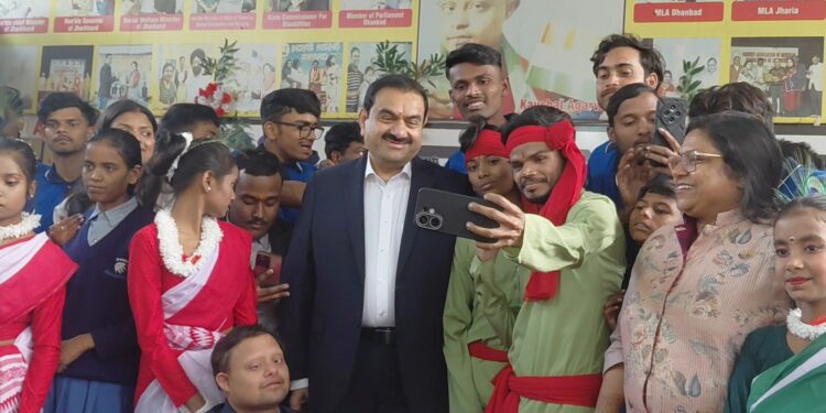 गौतम अडानी ने पहला कदम स्कूल को विशेष सहयोग देने की घोषणा की, अडानी समूह 3 वर्षों में देगा 3 करोड़ रुपये