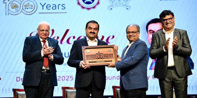 धनबाद पहुंचे प्रसिद्ध उद्योगपति गौतम अडानी, आईआईटी (आईएसएम) के शताब्दी फाउंडेशन डे में हुए शामिल