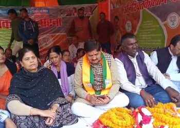 नगर आयुक्त के लिखित आश्वासन पर विधायक का धरना स्थगित, ACB से NOC लेने पर बनी सहमति