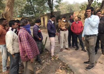 केंदुआडीह में जहरीले गैस का रिसाव, दर्जनों लोग आए चपेट में, एक तोता की मौत, अधिकारियों की टीम पहुंची, इलाके में दहशत