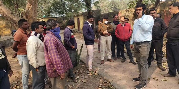 केंदुआडीह में जहरीले गैस का रिसाव, दर्जनों लोग आए चपेट में, एक तोता की मौत, अधिकारियों की टीम पहुंची, इलाके में दहशत