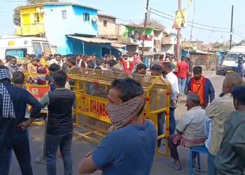 केंदुआडीह में गैस रिसाव पर उबाल, दो महिलाओं की मौत, सड़क जाम