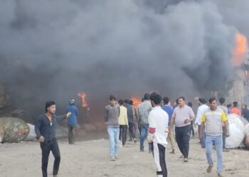 झरिया के सिंह नगर स्थित कचरा गोदाम में लगी भीषण आग, कला धुआं से छाया आसमान, अफरा – तफरी