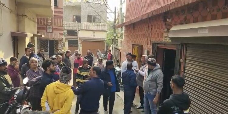 तीन मंजिला मकान में भीषण आग, दो की मौत, छह घायल, पुलिस जांच में जुटी