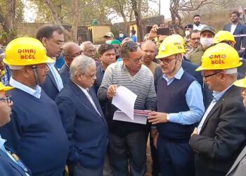 कोल इंडिया चेयरमैन का पहला धनबाद दौरा, केंदुआडीह गैस रिसाव क्षेत्र पहुंचे
