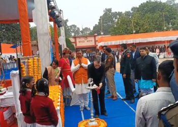 टुंडी पहुंचे राज्यपाल संतोष गंगवार, कहा झारखंड में खेल प्रतिभा, अभिभावक बच्चों को मोबाइल से रखें दूर