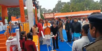 टुंडी पहुंचे राज्यपाल संतोष गंगवार, कहा झारखंड में खेल प्रतिभा, अभिभावक बच्चों को मोबाइल से रखें दूर