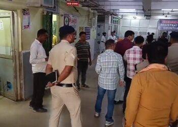 चलती ट्रेन से गिरे पति-पत्नी, दोनों की हालत गंभीर , SNMMCH में चल रहा इलाज