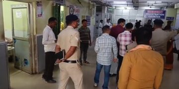 चलती ट्रेन से गिरे पति-पत्नी, दोनों की हालत गंभीर , SNMMCH में चल रहा इलाज